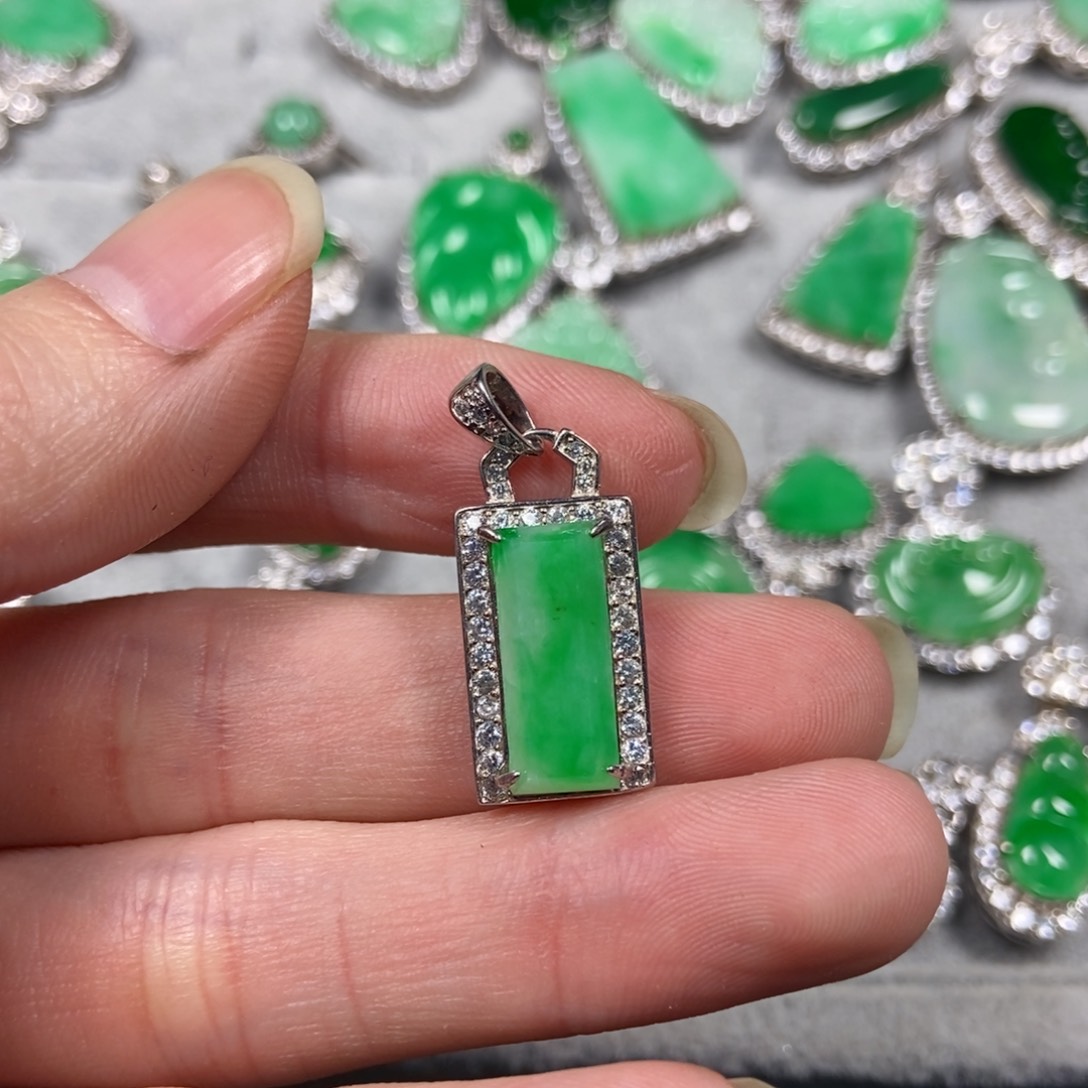 翡翠颈饰未镶嵌晟*无事牌有纹