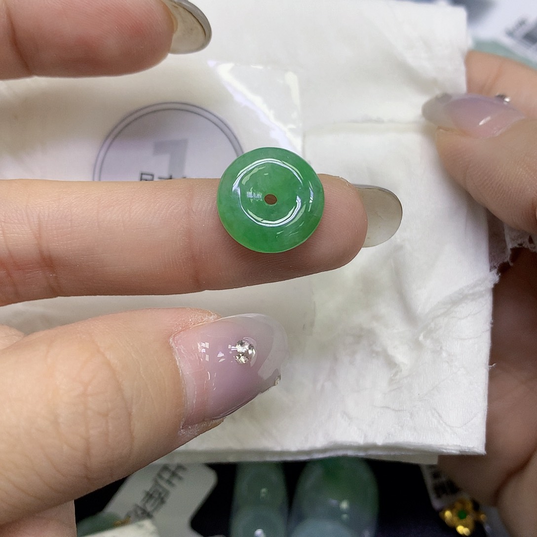 颈饰未镶嵌翡翠          v