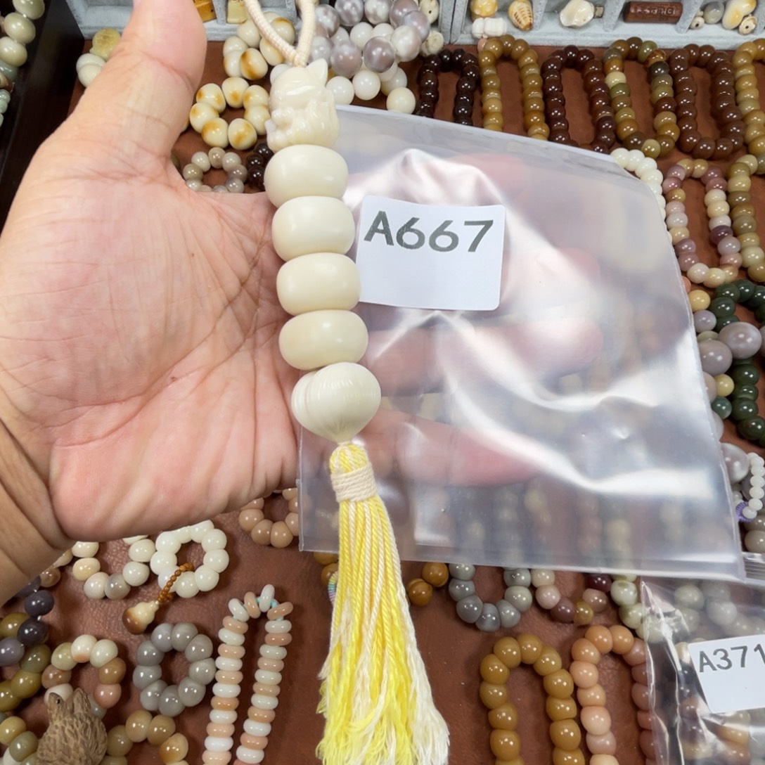 劳***姐菩提根/象牙果吊坠