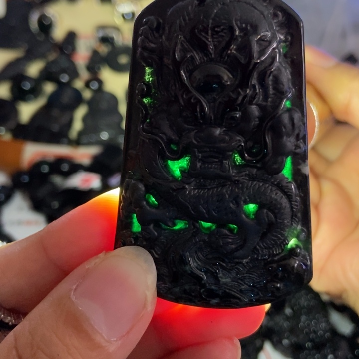 翡翠未镶嵌颈饰墨翠龙