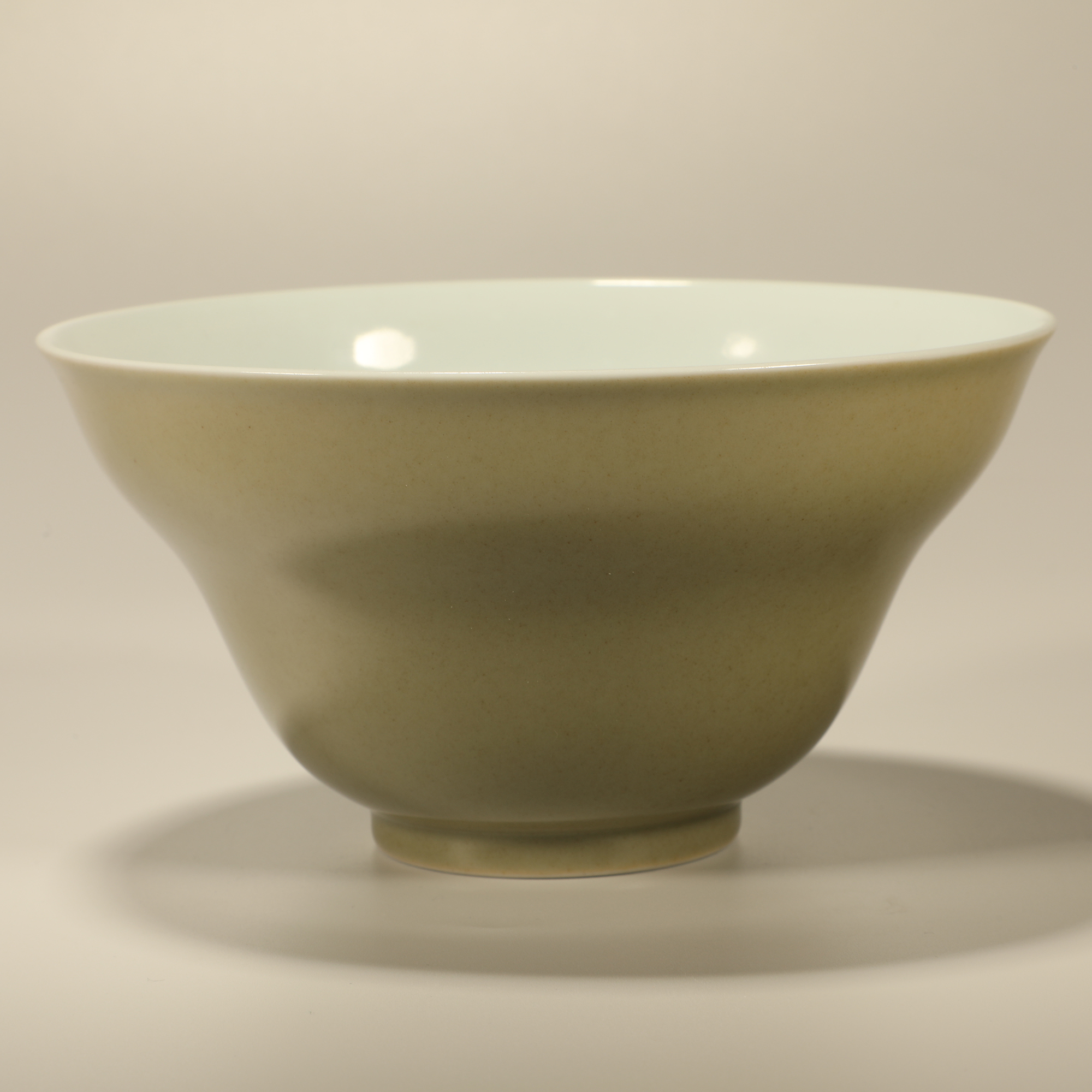 清乾隆 米黄釉折腰碗 【古董拍卖】