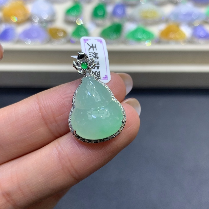 翡翠颈饰18K金镶嵌翡翠吊坠