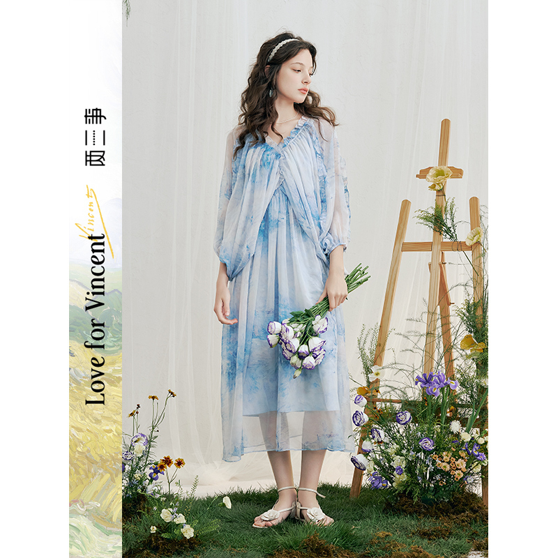 两三事梵高文艺晨雾汐潮2025夏季新款v领印花灯笼袖两件套连衣裙