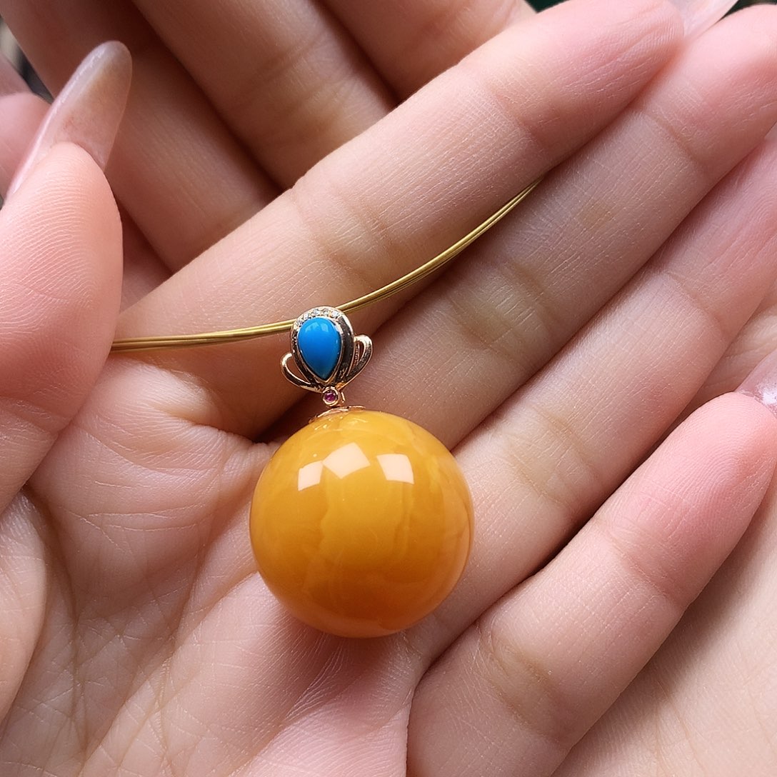 蜜蜡颈饰18K金镶嵌吊坠