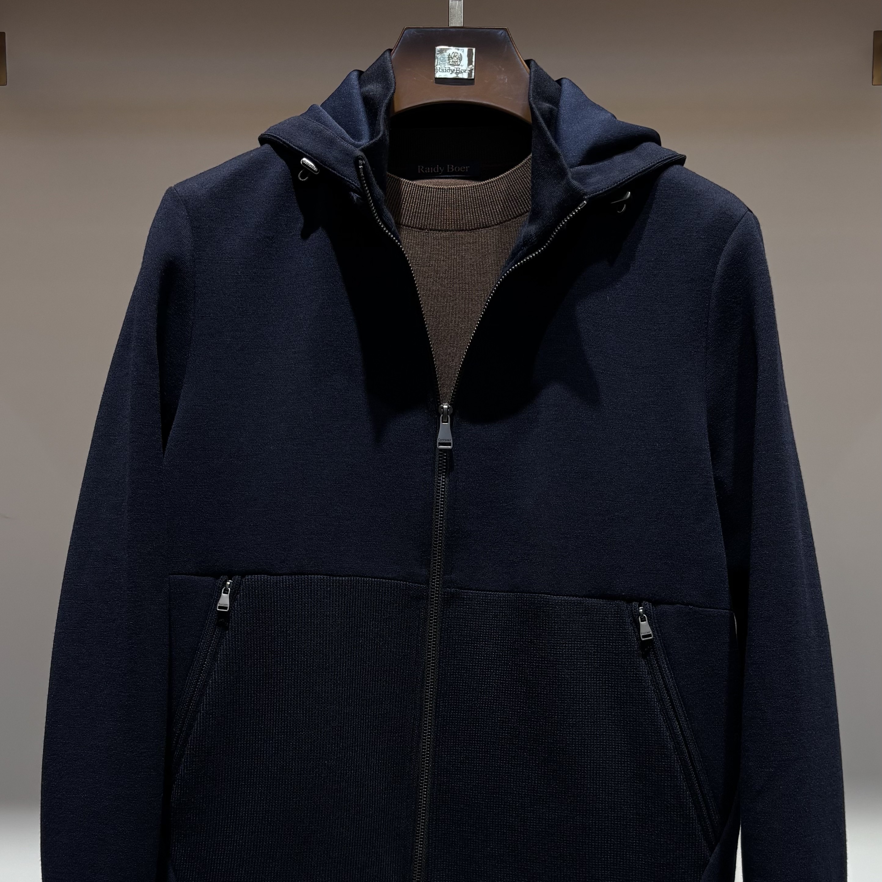 费兰特都市休闲系列带帽款针织夹克