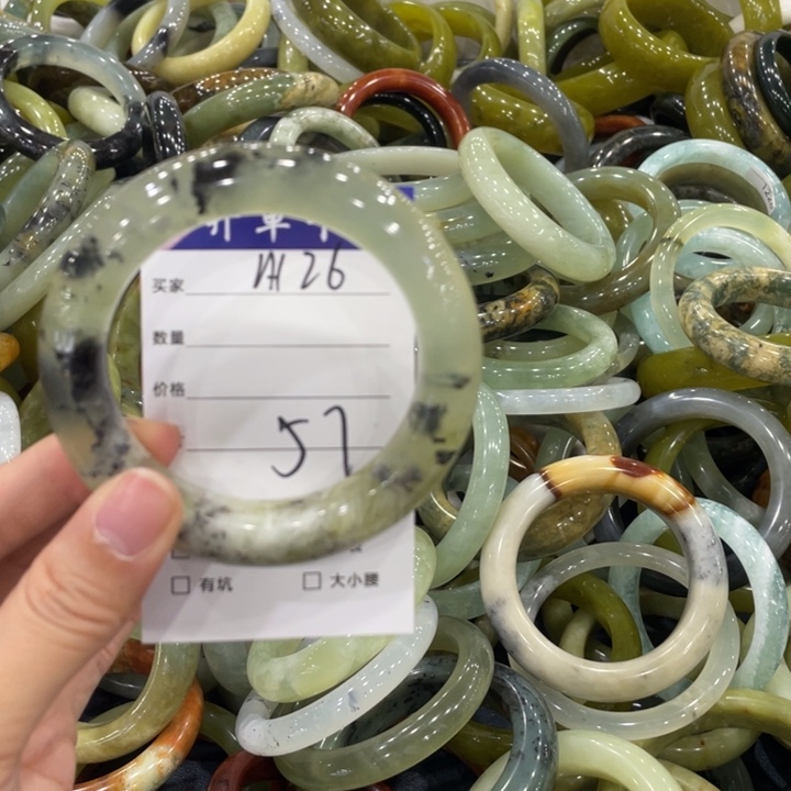 蛇纹石玉未镶嵌手镯