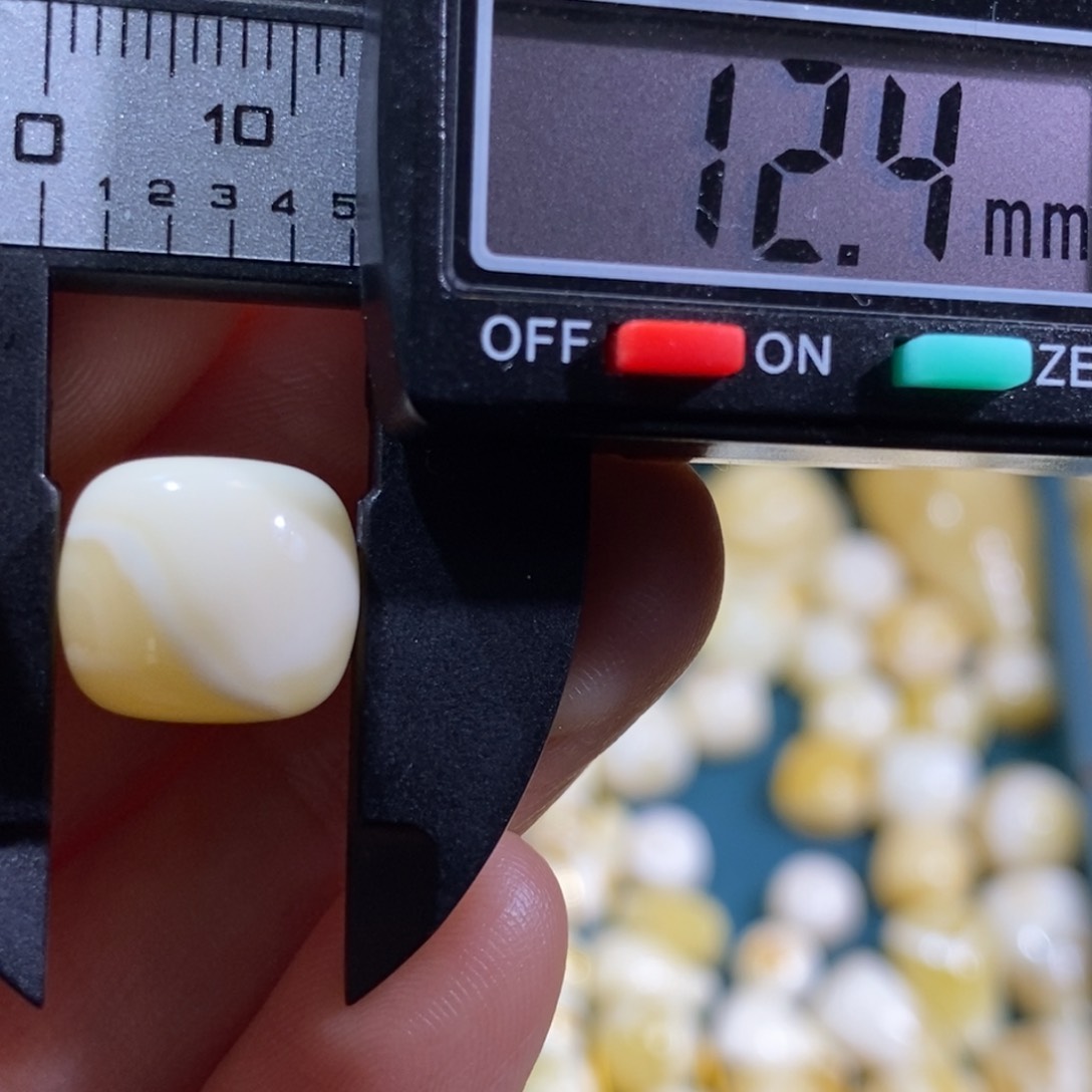 蜜蜡裸石未镶嵌配饰