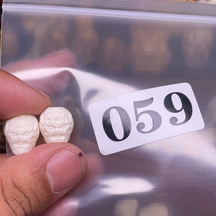 驼骨摆件人工忙着