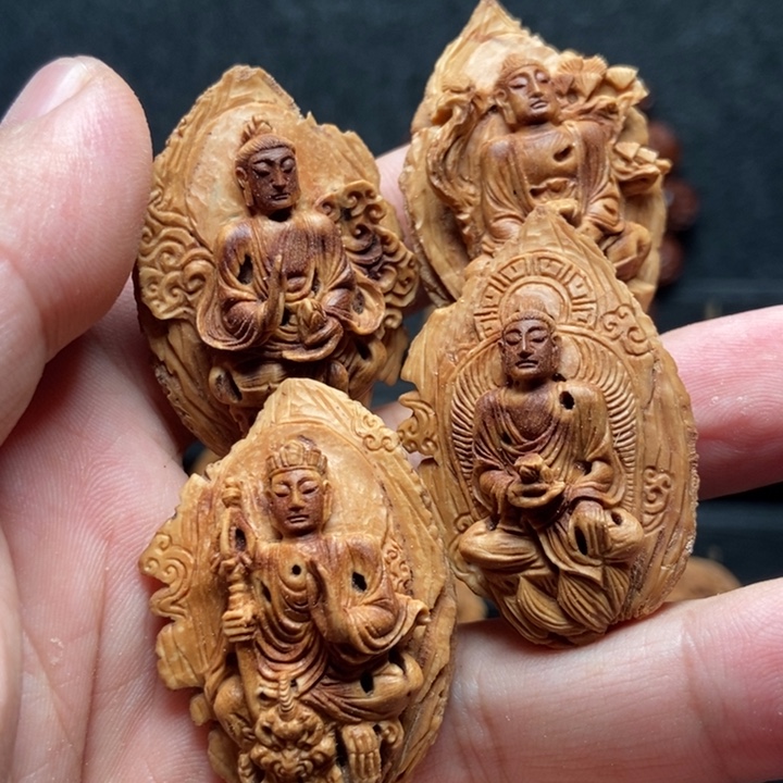 生***。桃核手工四个佛像