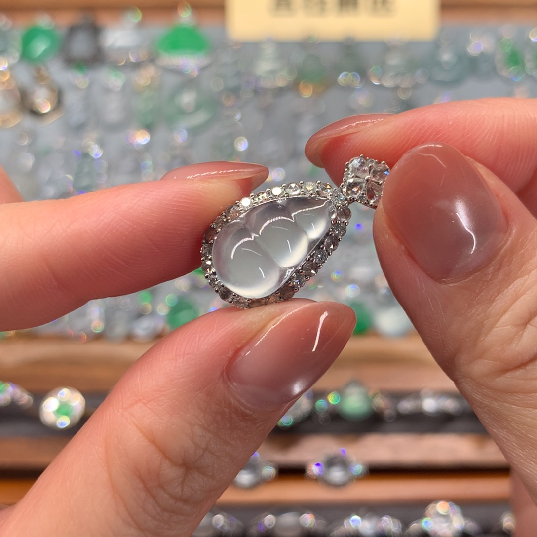 翡翠18K金镶嵌颈饰吊坠