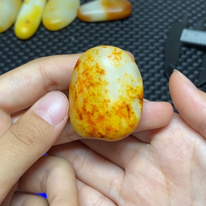 和田玉未镶嵌把件