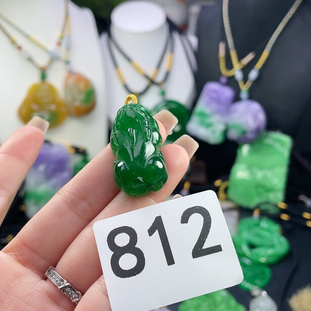 翡翠未镶嵌吊坠(赠链)