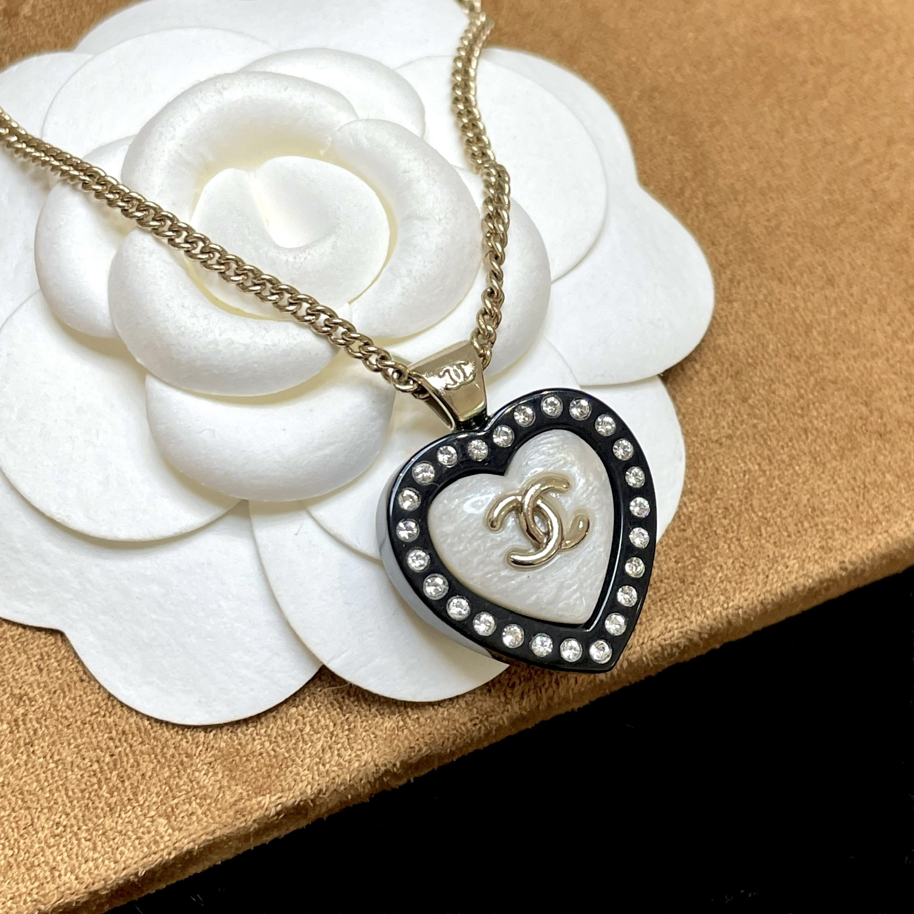 95新 Chanel/香奈儿 Chanel黑白亚克力水钻边圈爱心项链 2501371 
