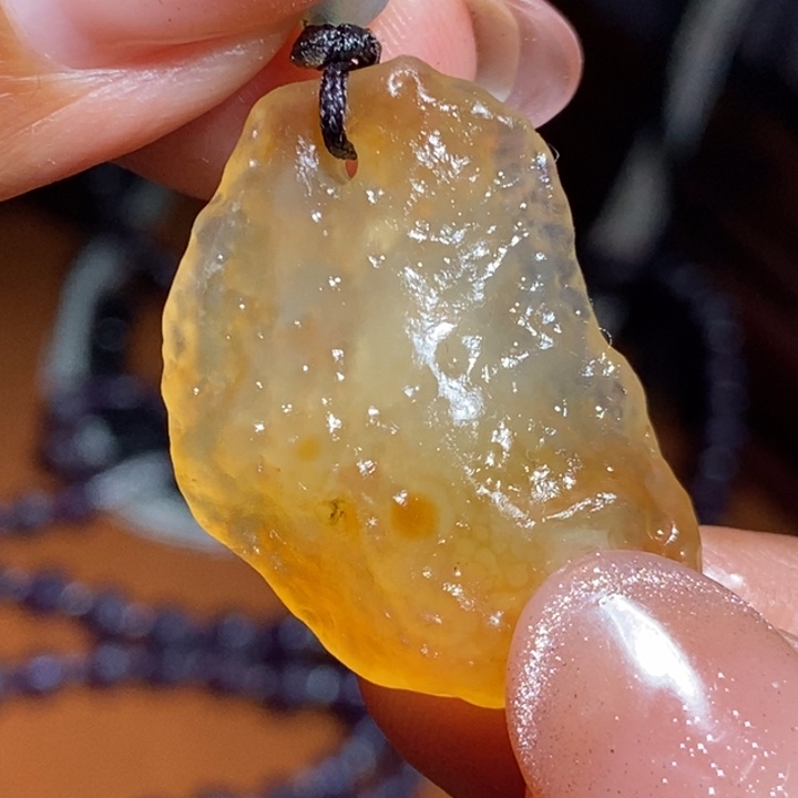 花岗石只买单纯的吊坠，没带链子，属的性质。