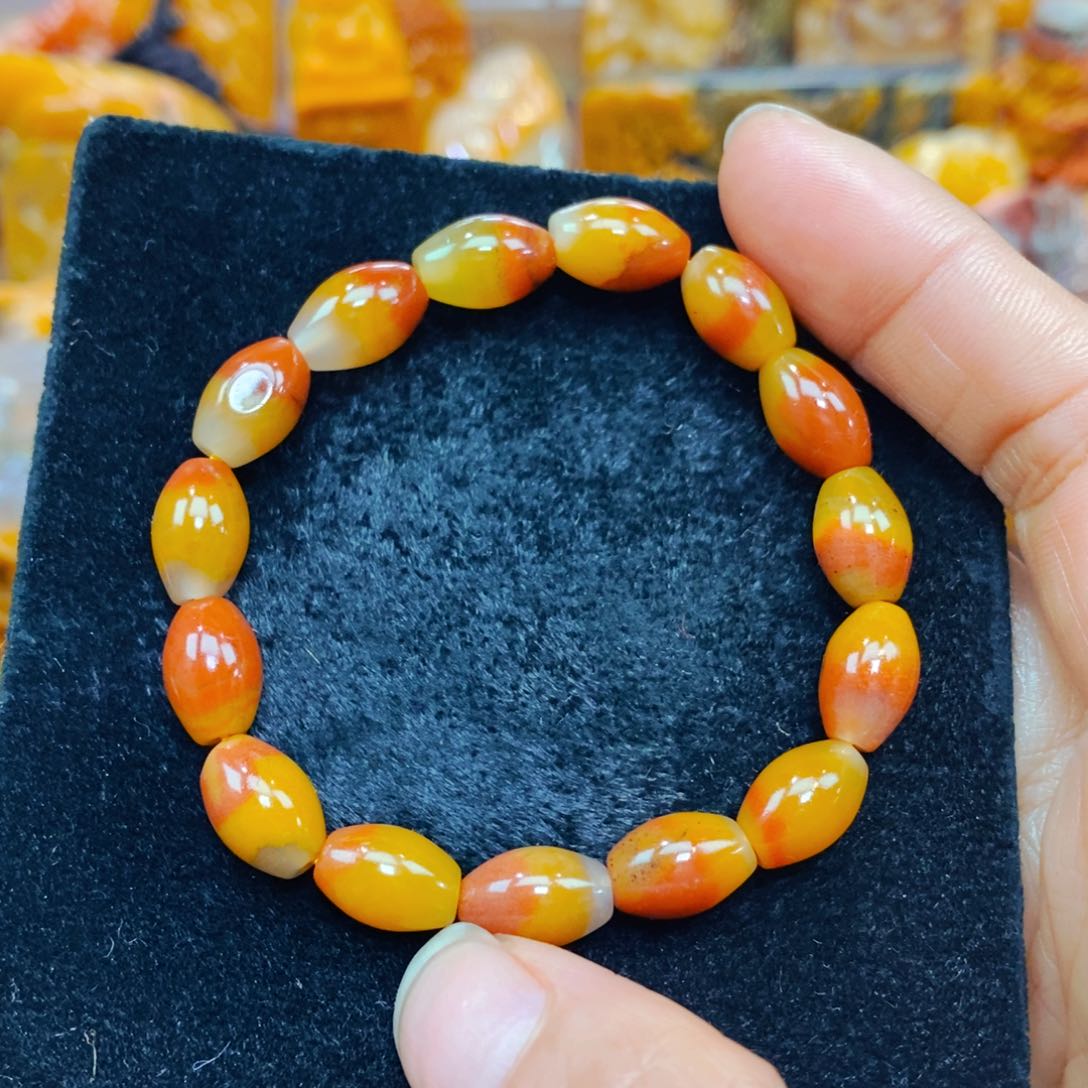 未镶嵌石英质玉（黄龙玉）颈饰