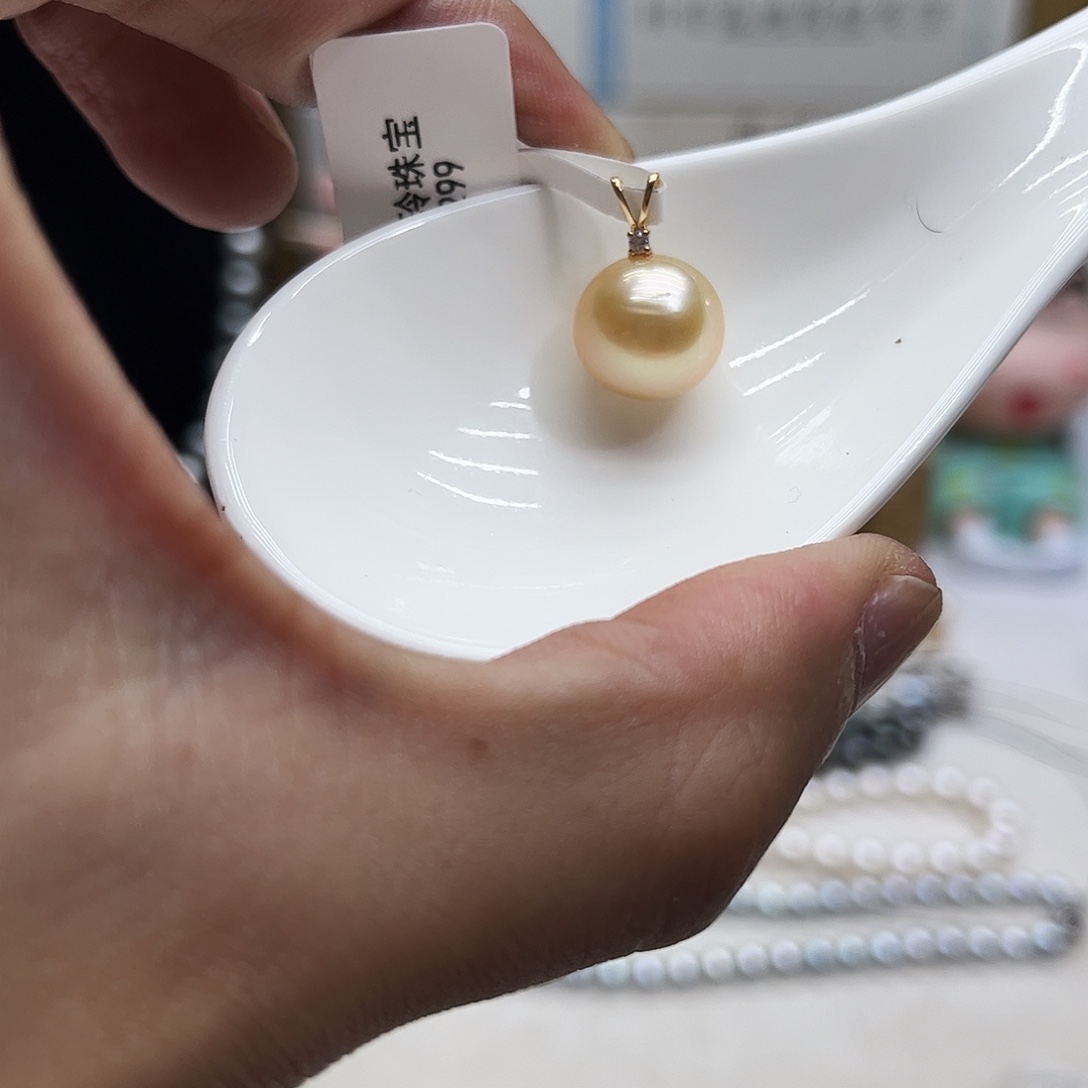 18K金镶嵌海水珍珠颈饰
