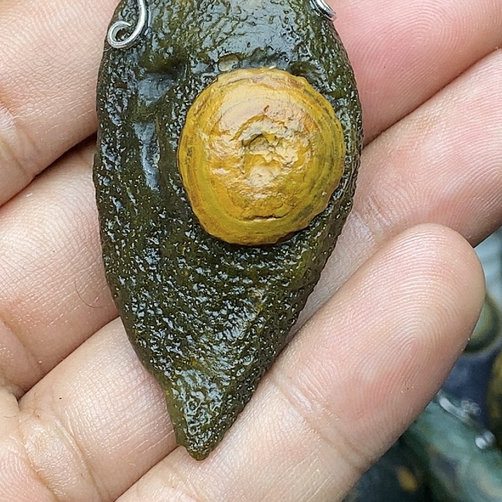 厚**物石头珠子是真的