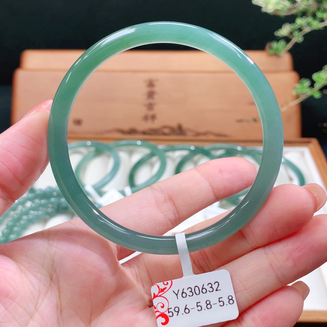 翡翠手镯未镶嵌天然