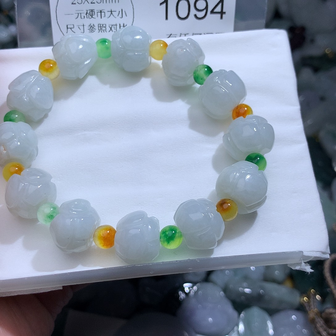 翡翠未镶嵌颈饰1094。