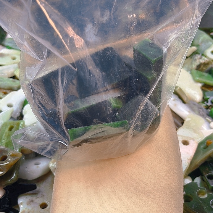 钦***未镶嵌和田玉（糖玉）挂件