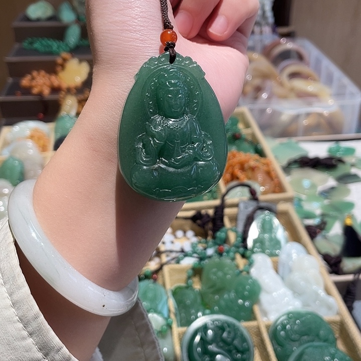 石英质玉未镶嵌颈饰