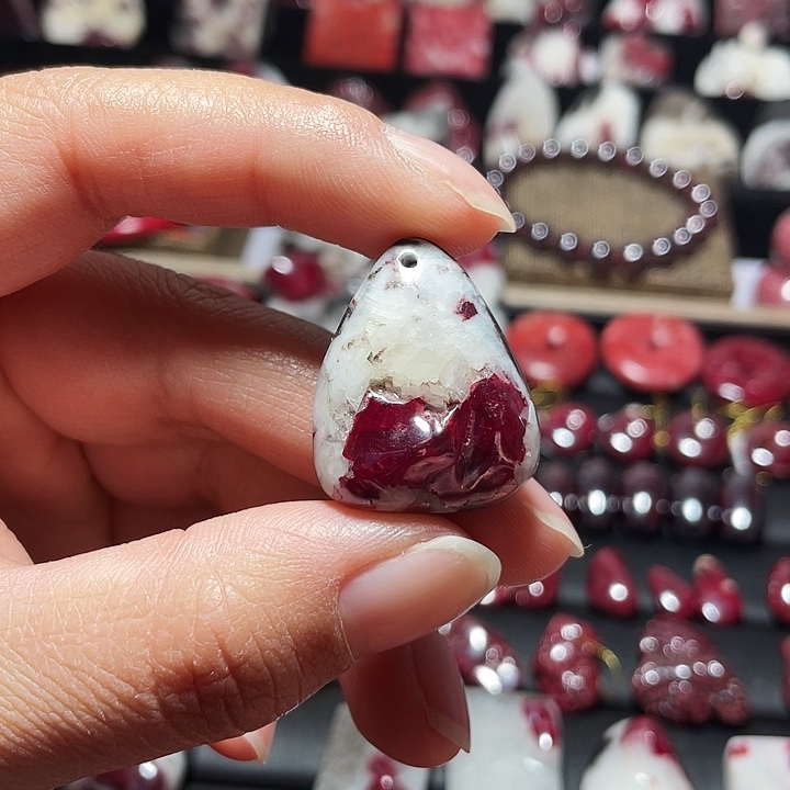 天然辰砂原石晶体吊坠