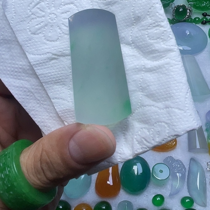 左**穿无事牌，飘金丝绿