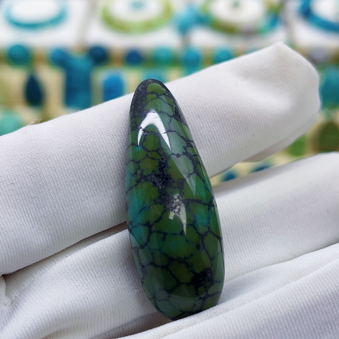 绿松石未镶嵌颈饰