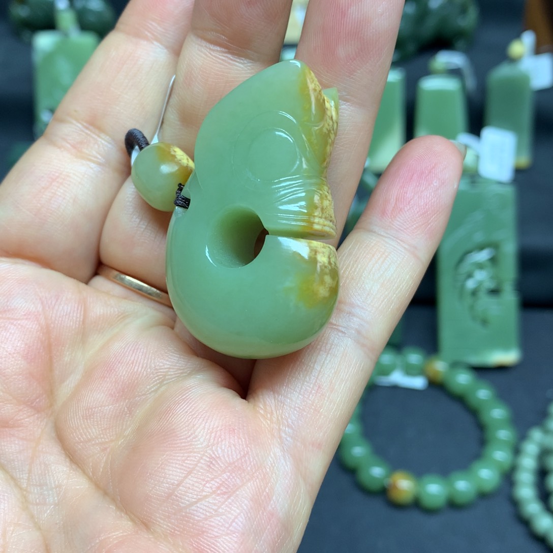 岫岩河磨玉（透闪石质玉）颈饰未镶嵌