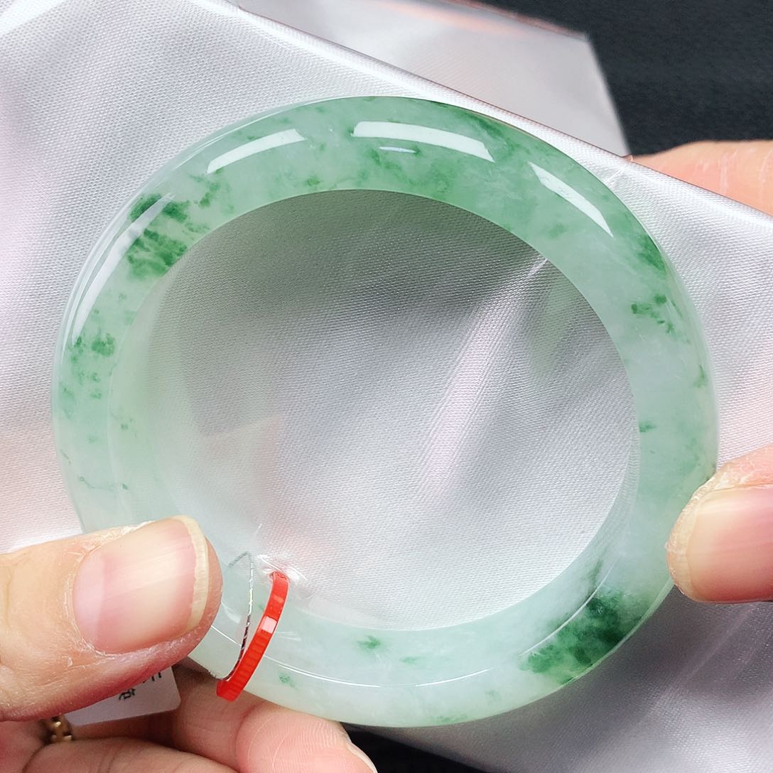 翡翠手镯未镶嵌55圈