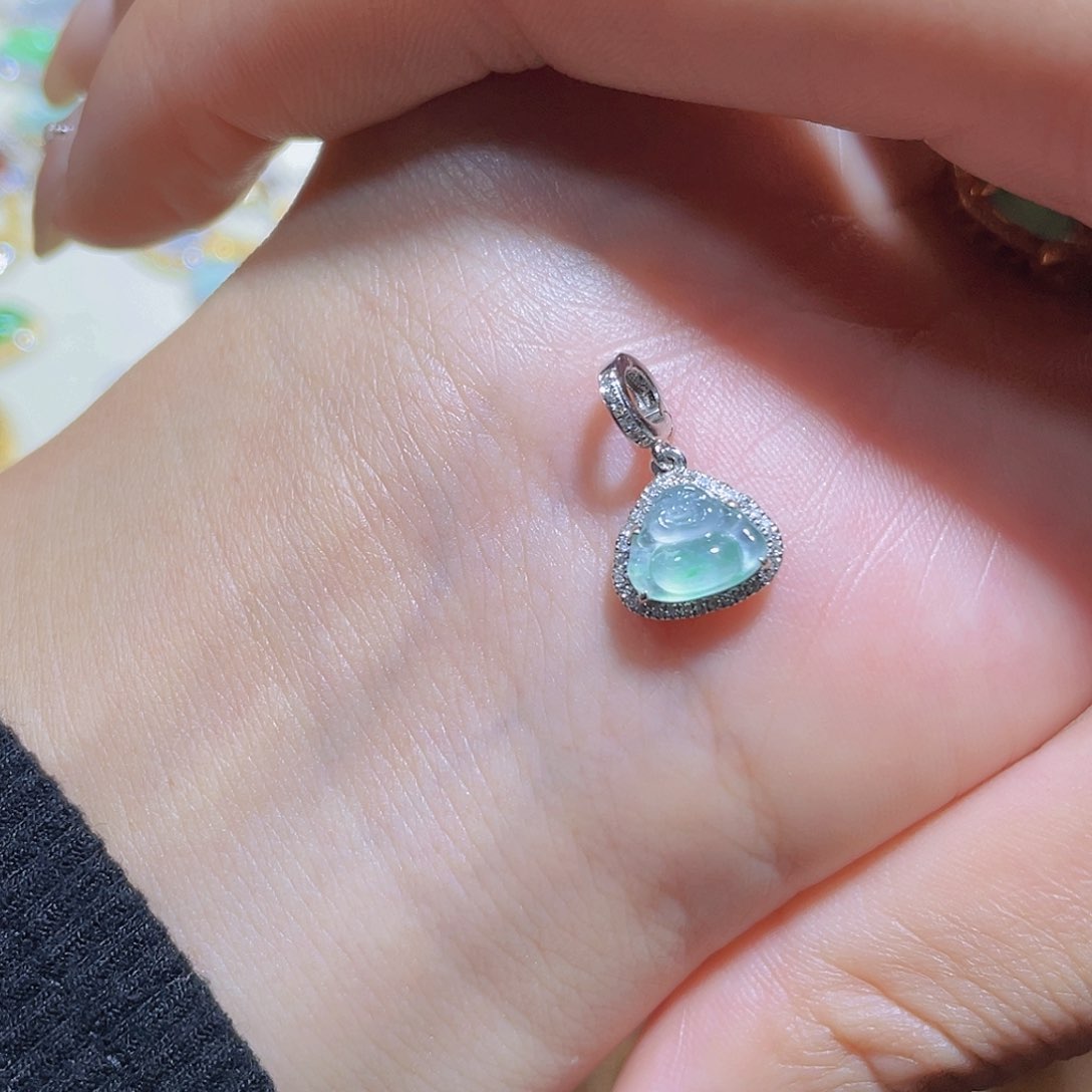 翡翠吊坠(不含链)18K金镶嵌猪*?