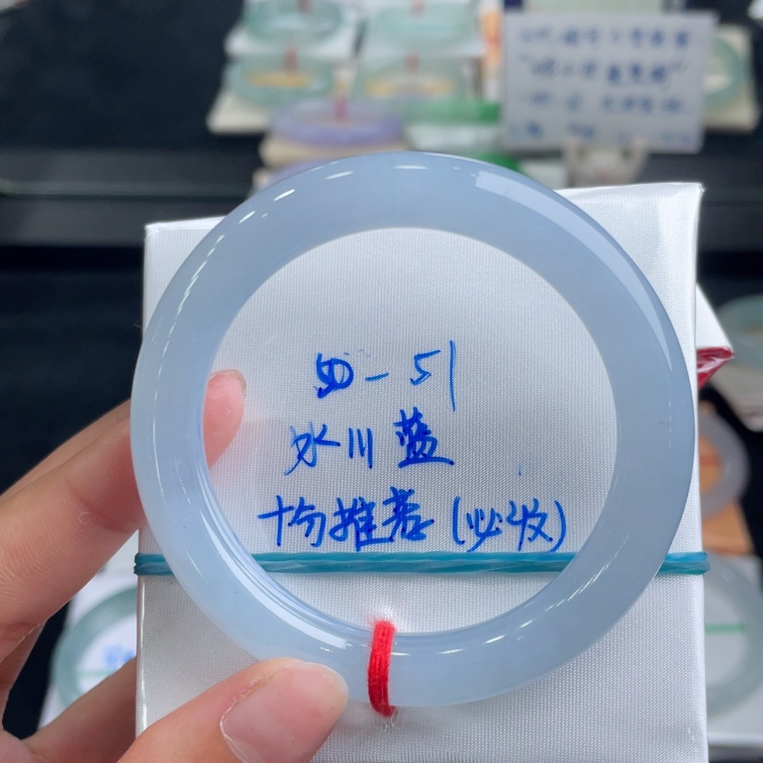 翡翠手镯未镶嵌翡翠手镯