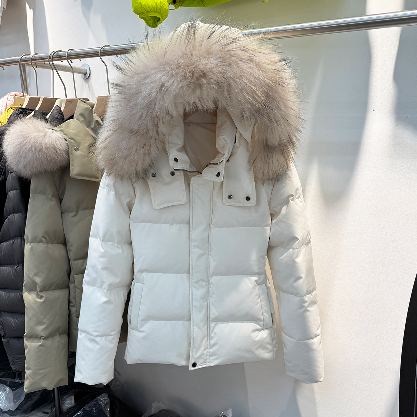 2025新款收腰版90白鸭绒羽绒服女冬季短款白色修身可拆卸毛领外套