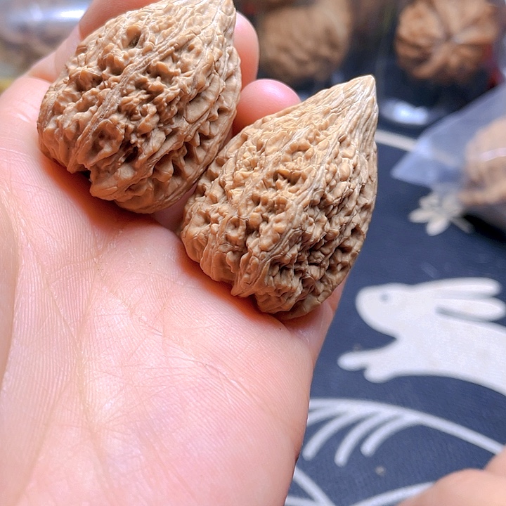 文玩核桃吊坠塔尖一对