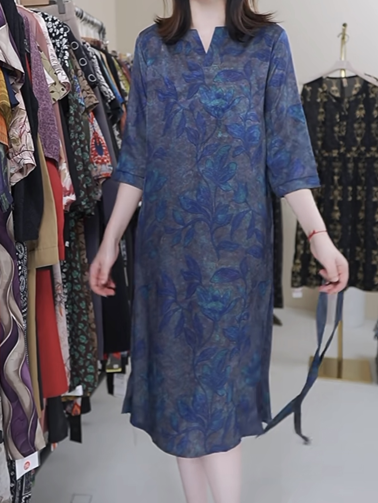 25706秋季百搭时尚简约休闲显瘦遮肉减龄轻奢显贵气系带V领连衣裙