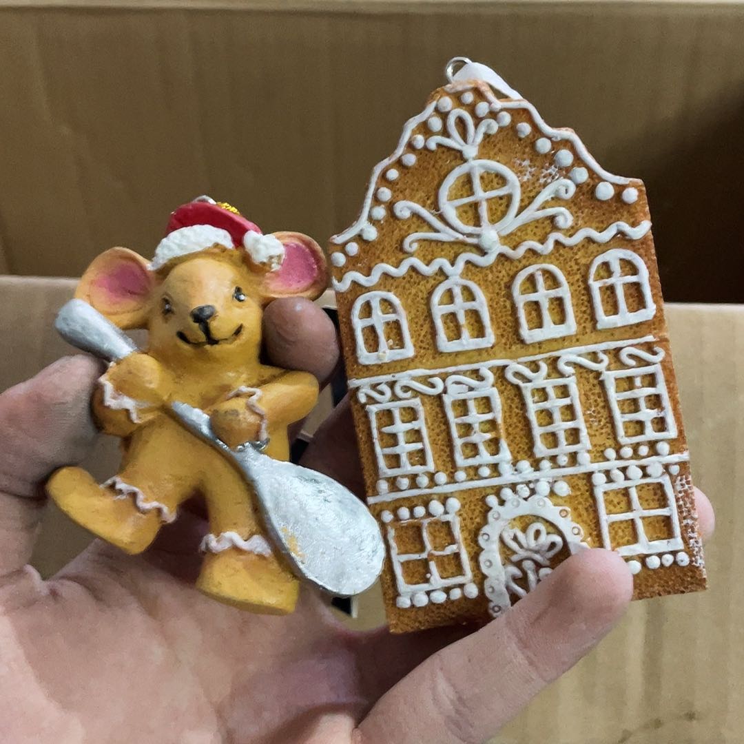 摆件     磕碰。