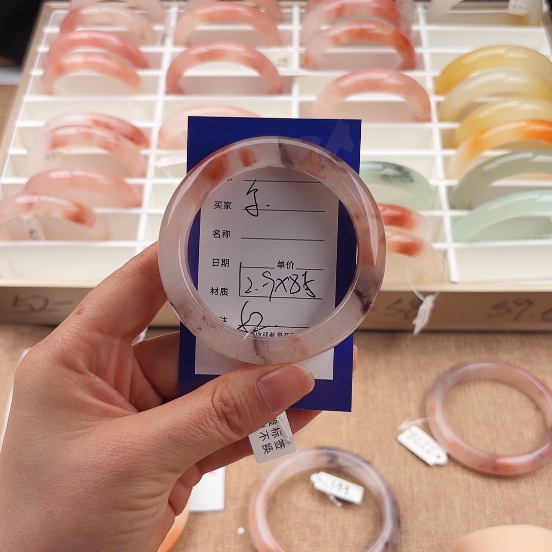 尔***。石英质玉未镶嵌手镯