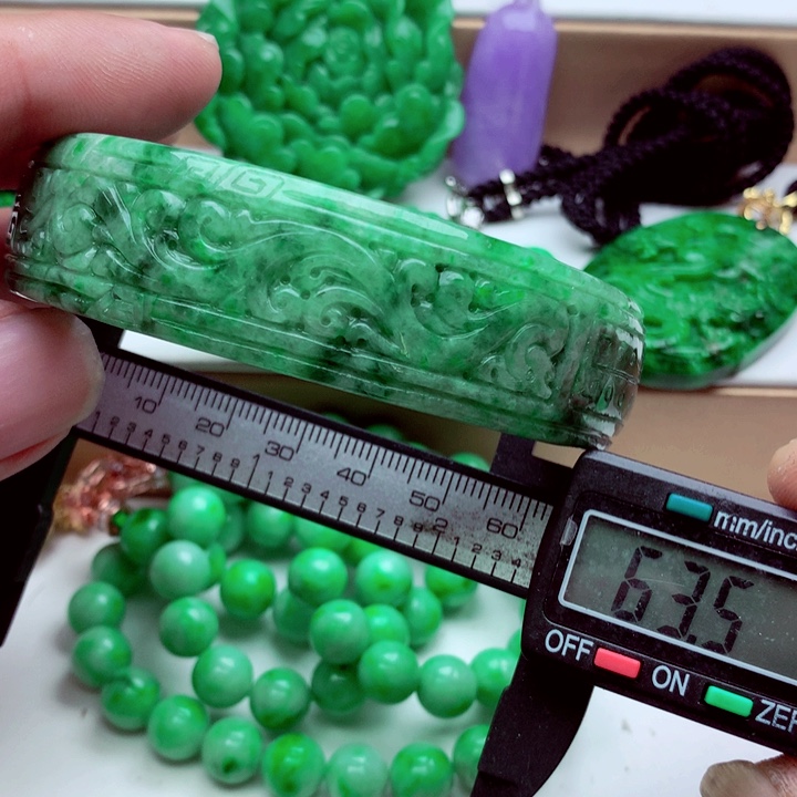 翡翠未镶嵌手镯……