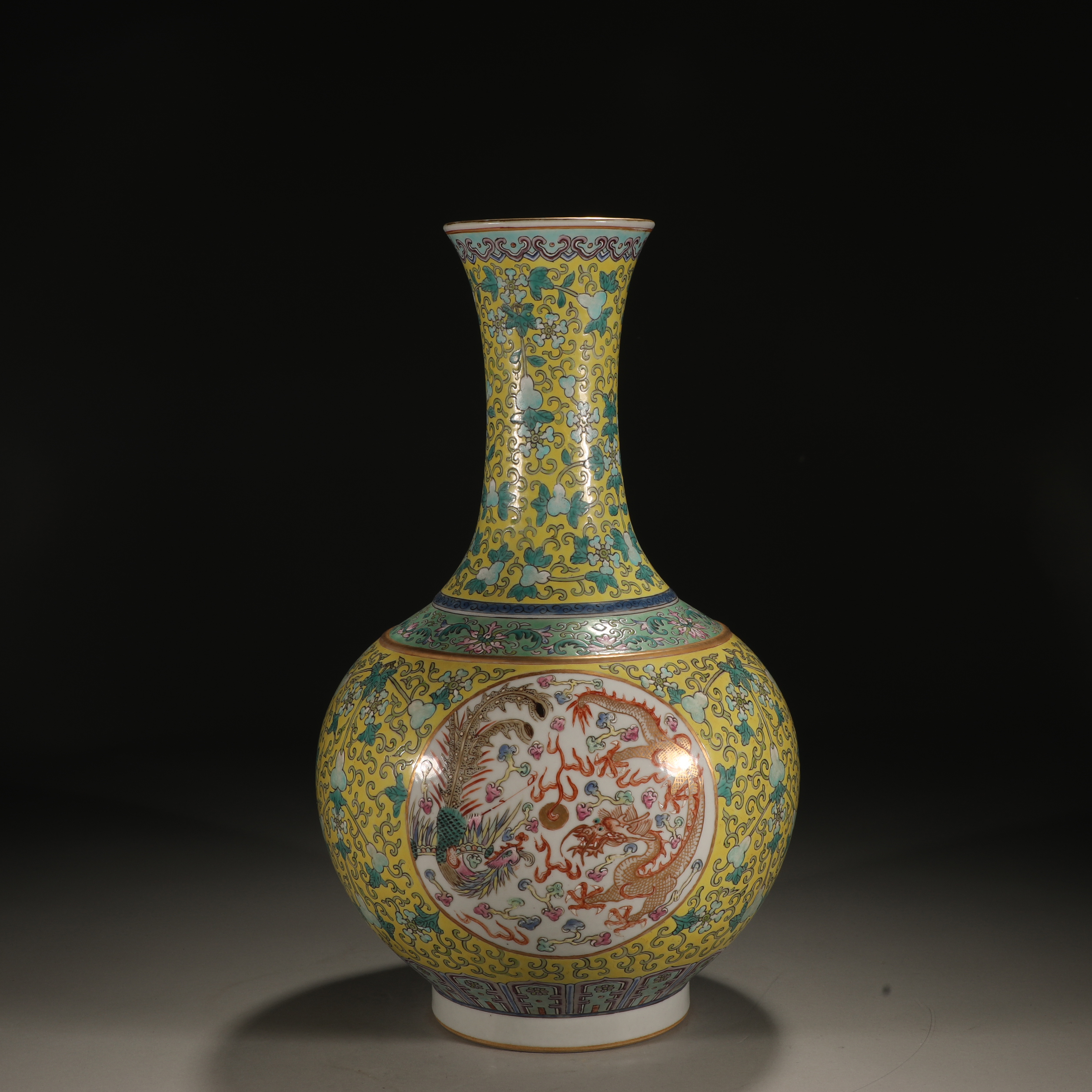 清 粉彩团龙团凤纹赏瓶