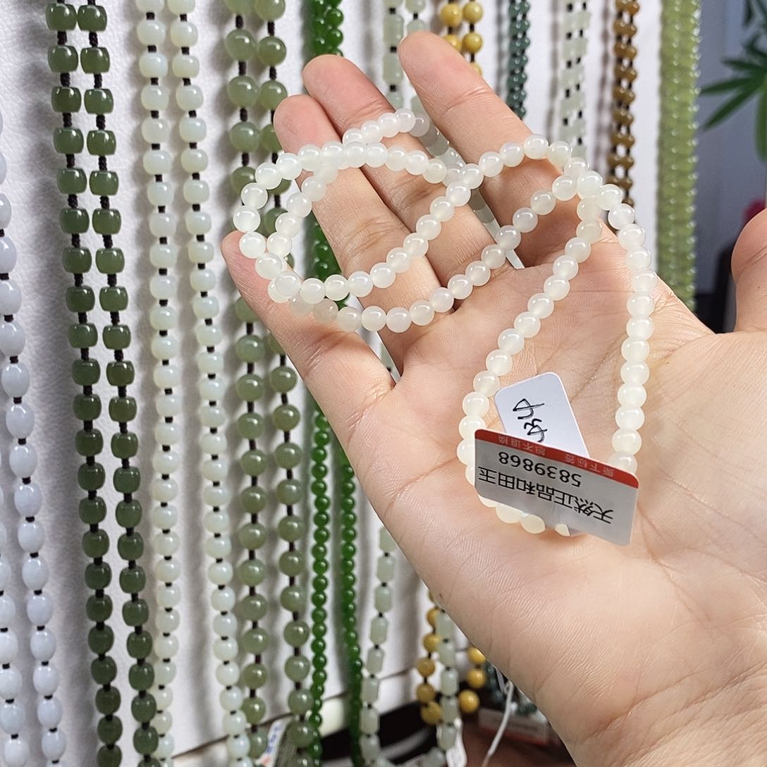 和田玉颈饰未镶嵌荷*仔