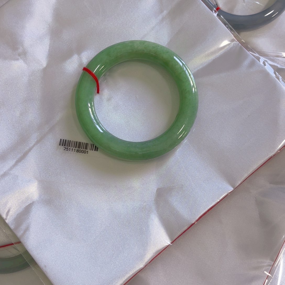 翡翠未镶嵌手镯5556. 37