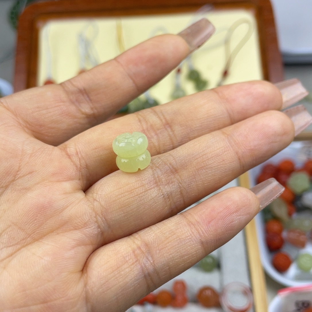和田玉黄口并蒂莲未镶嵌小****豆