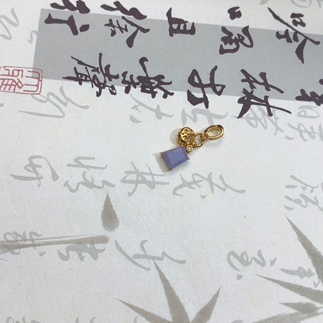 小****颈饰18K金镶嵌翡翠翡翠