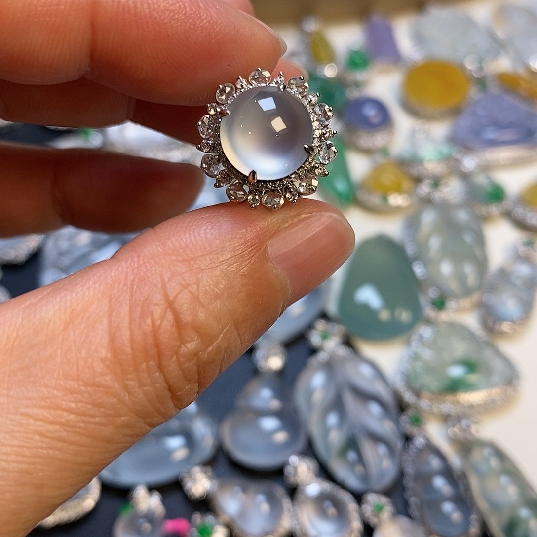 翡翠颈饰18K金镶嵌米****嫒蛋面戒指