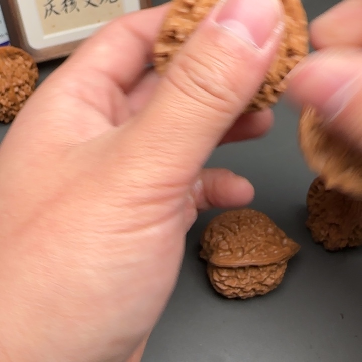 侯***颇文玩核桃吊坠虎头