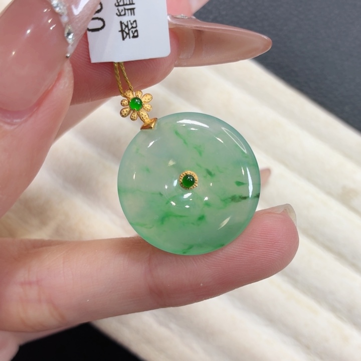 颈饰18K金镶嵌翡翠