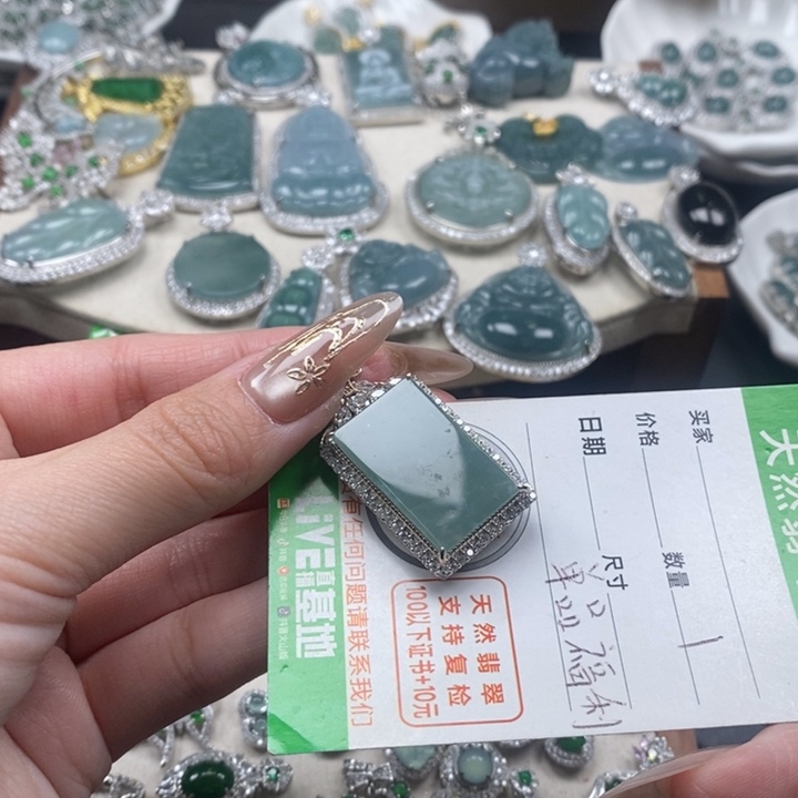 翡翠颈饰未镶嵌?***子翡翠