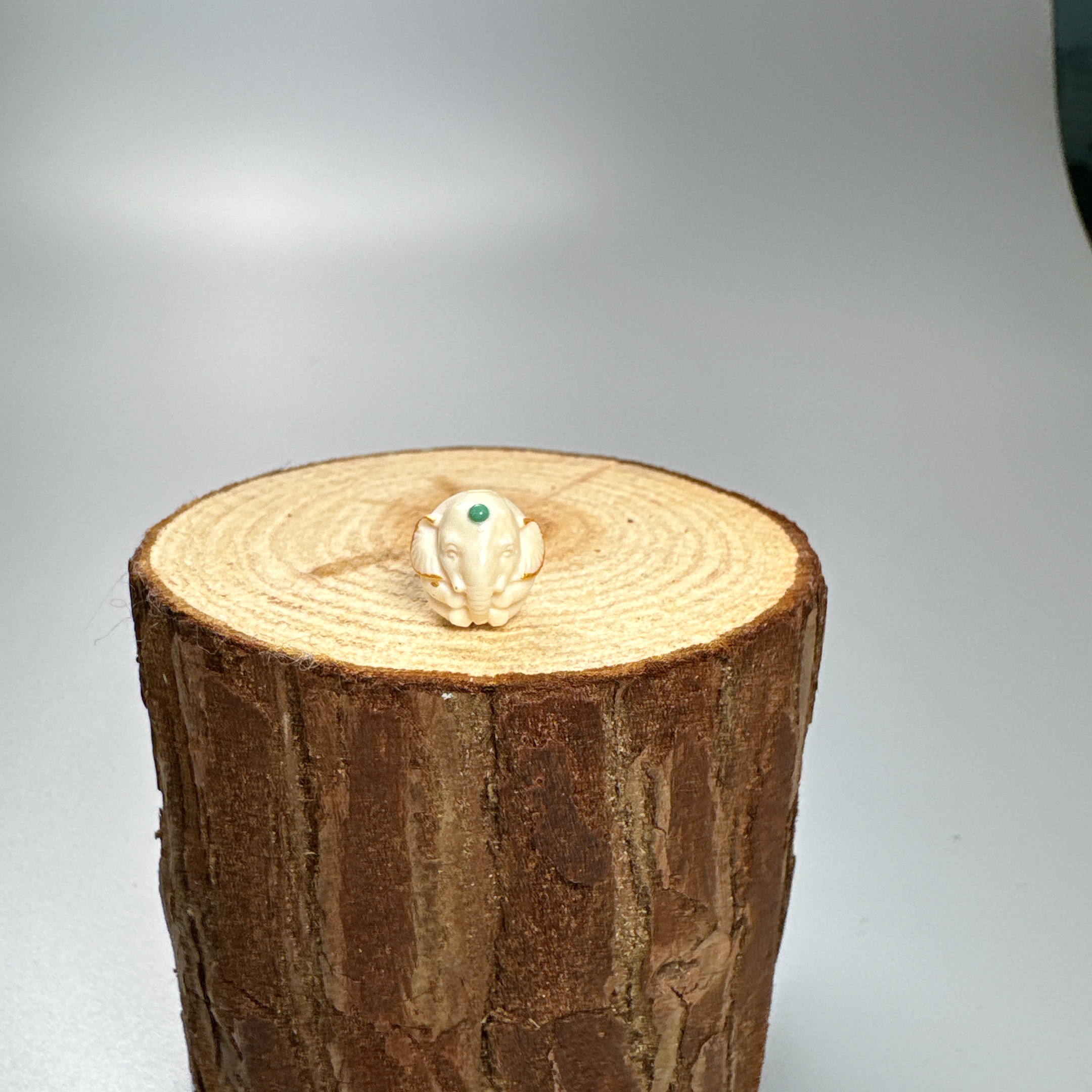 猛犸牙小吉象雕刻件