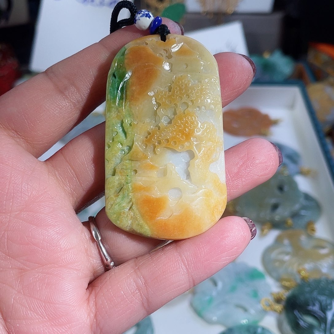 翡翠颈饰未镶嵌翡翠山水