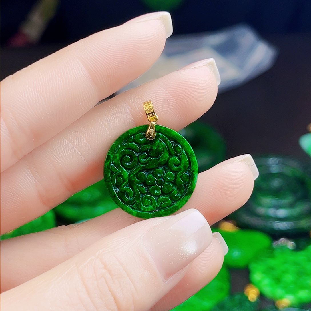 颈饰18K金镶嵌翡翠多样性